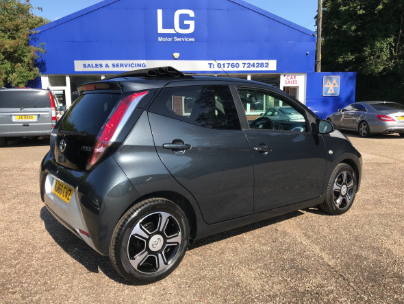 Aygo 1.0 VVT-I x-clusiv 2 x-wave x-shift Automatic