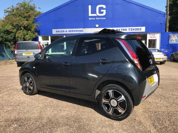 Aygo 1.0 VVT-I x-clusiv 2 x-wave x-shift Automatic