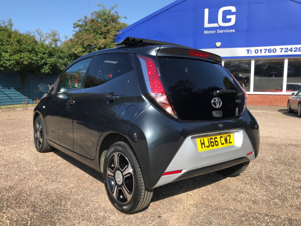 Aygo 1.0 VVT-I x-clusiv 2 x-wave x-shift Automatic