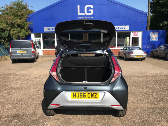 Aygo 1.0 VVT-I x-clusiv 2 x-wave x-shift Automatic